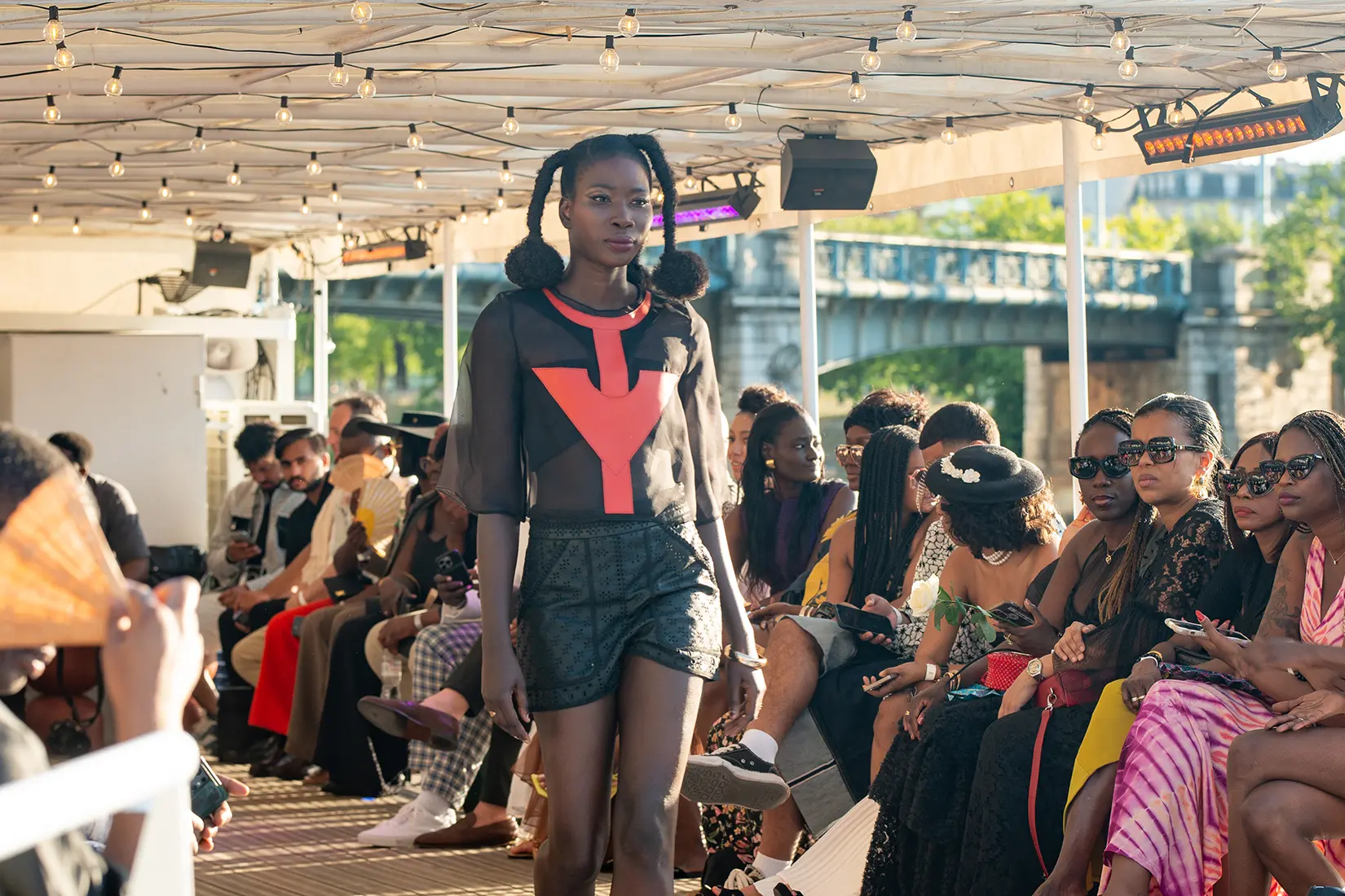 Mannequin qui porte la pièce Samburu lors du défilé de la Black Fashion Experience