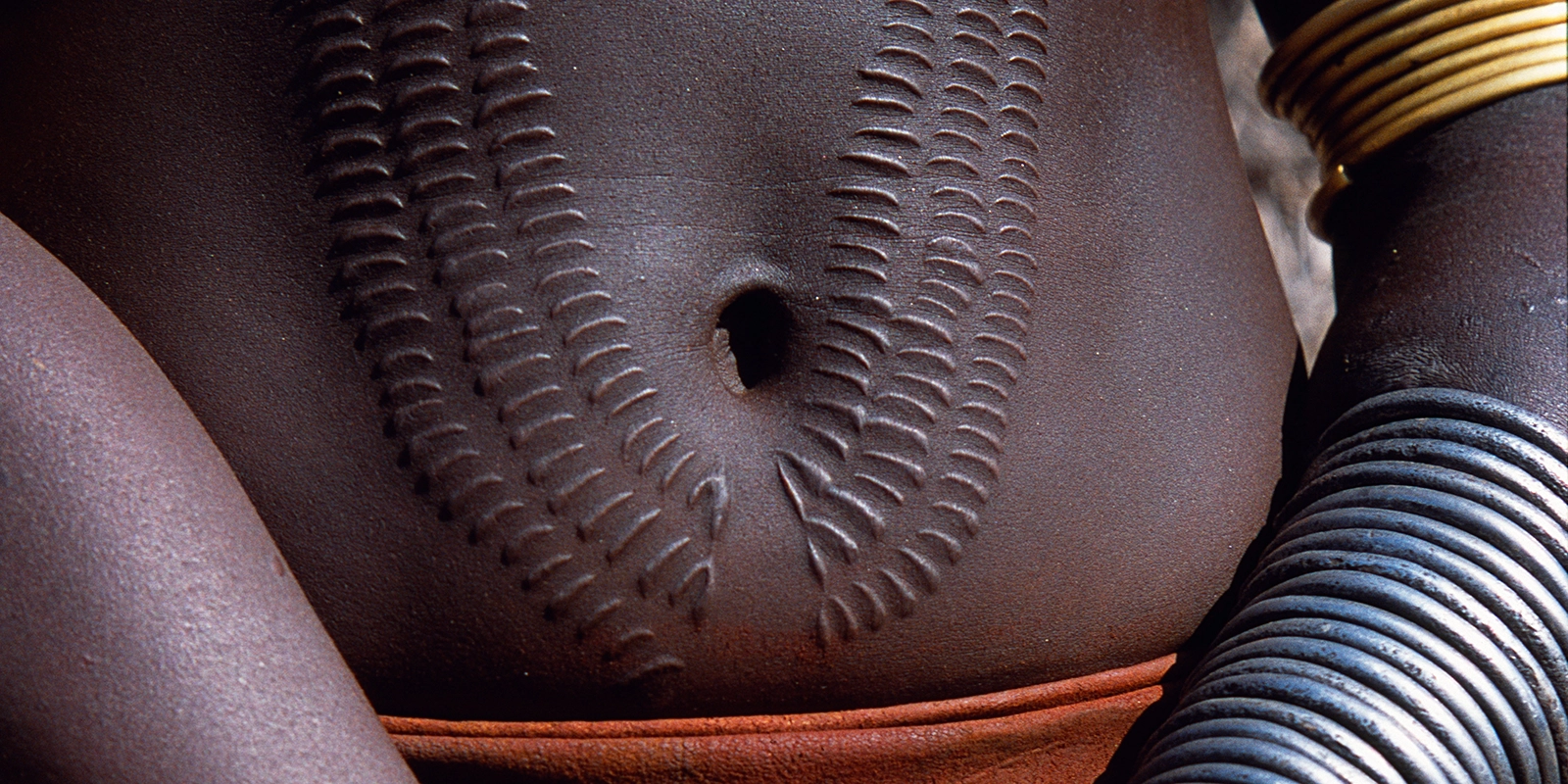 Gros plan sur le motif des scarifications de la tribu Kara en Éthiopie