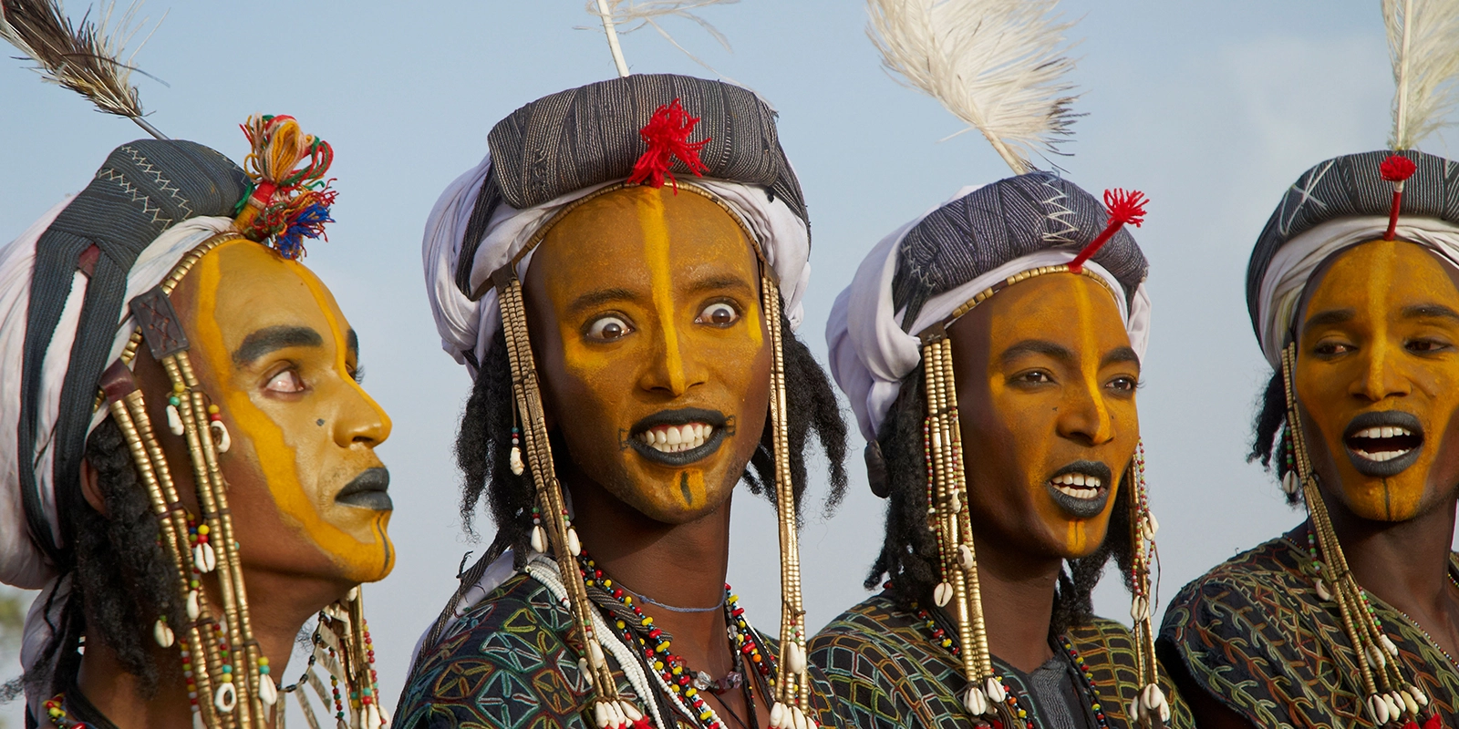 Peinture corporelle sur le visage des tribus Wodaabe au Niger