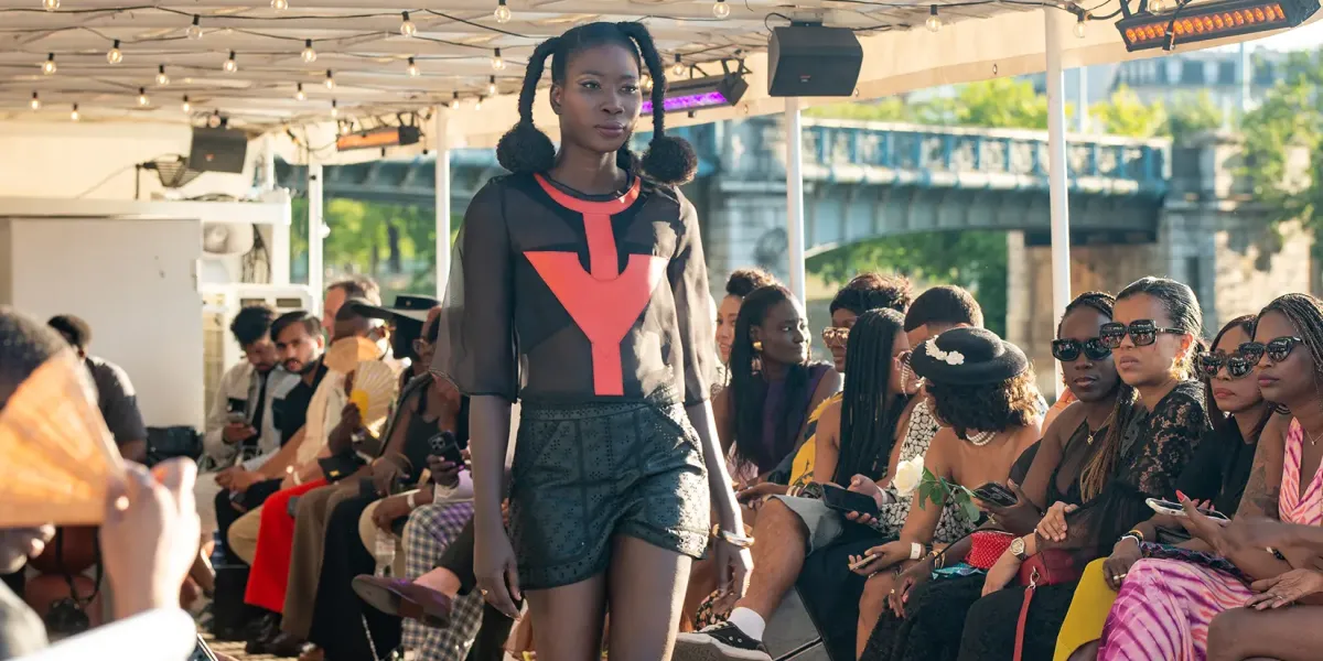Mannequin qui porte la pièce Samburu lors du défilé de la Black Fashion Experience